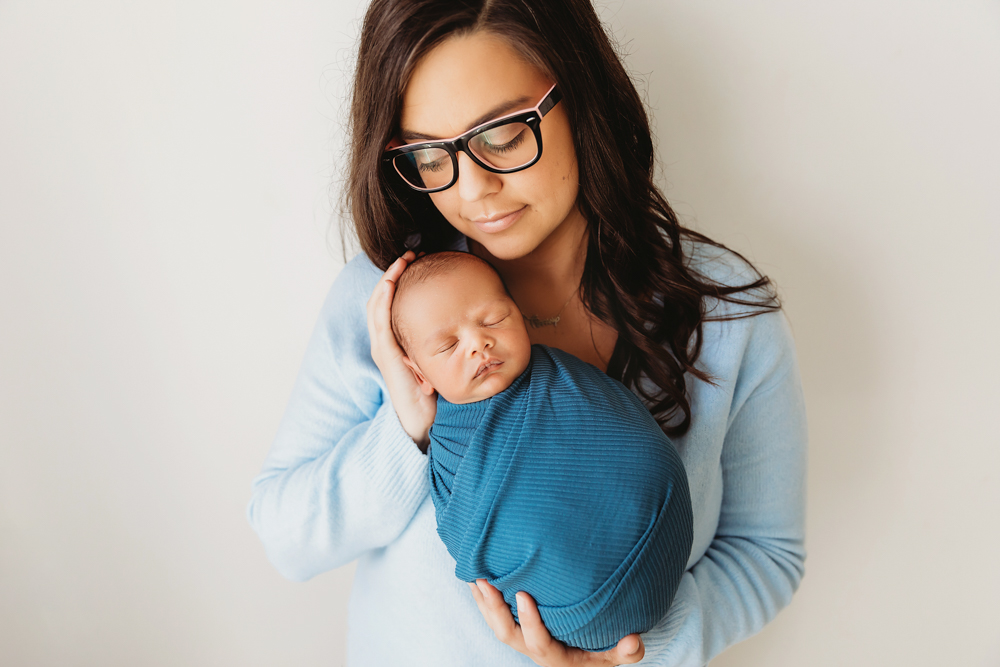 newborn baby pose with mom