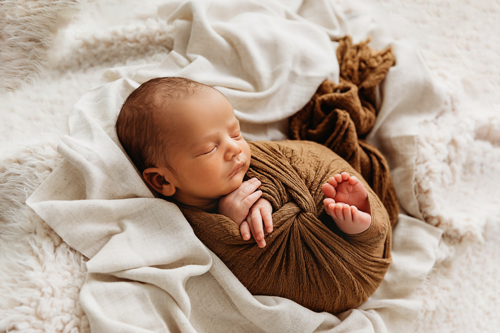 newborn baby pose wrapped