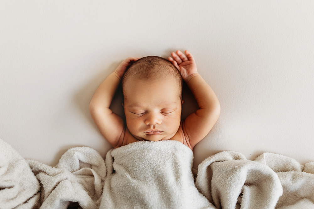 newborn natural baby pose photographer