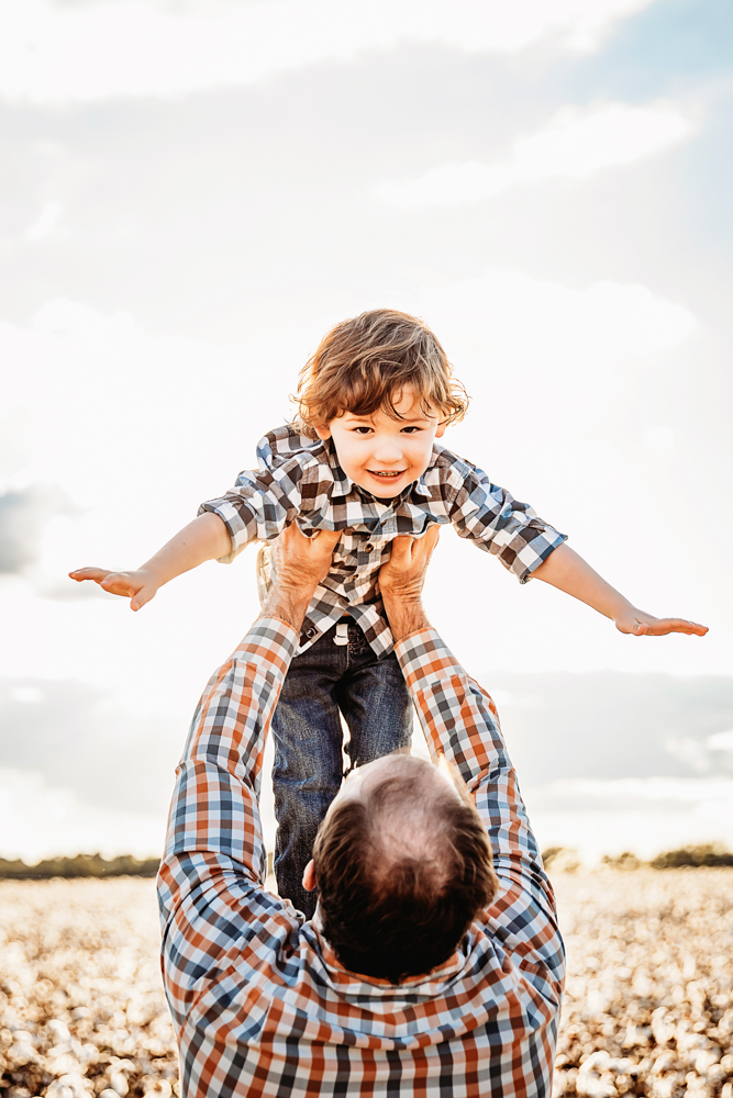 lifestyle family photography cotton field