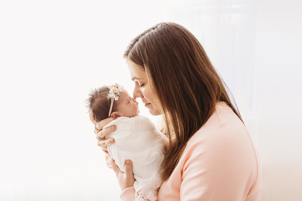 newborn pose mom with baby