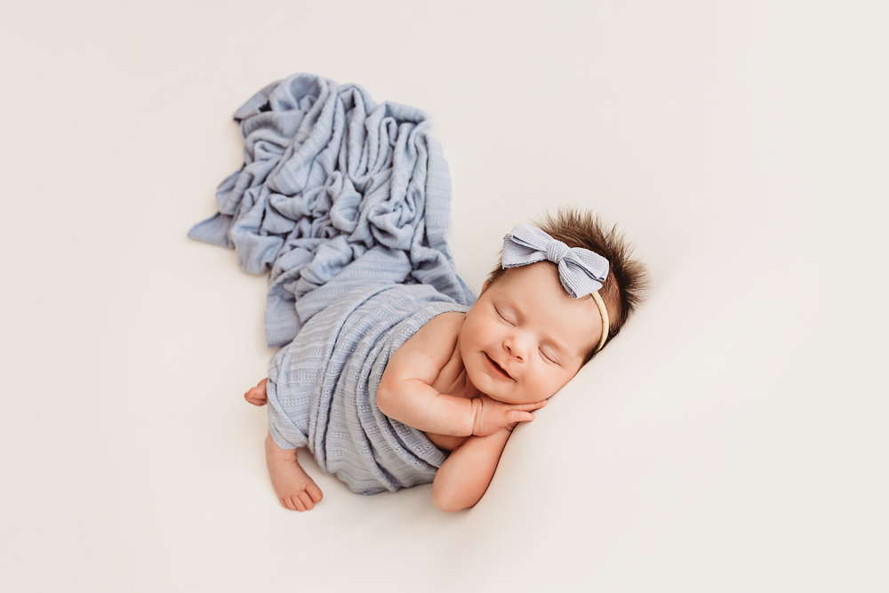 newborn poses photography session