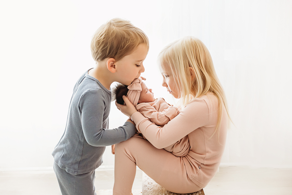 newborn session with siblings