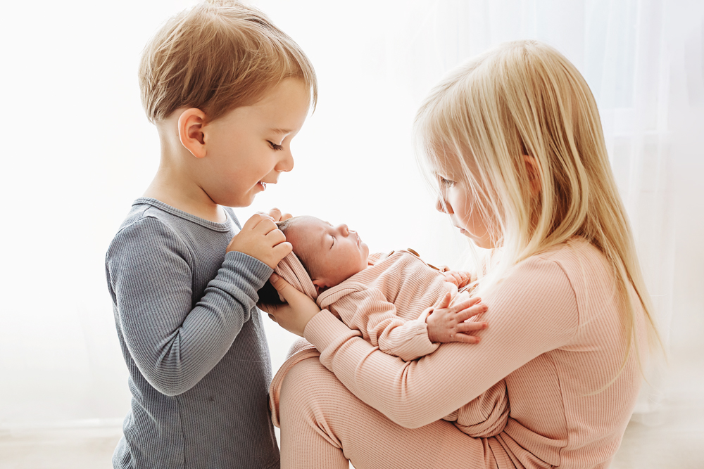 newborn baby photo session siblings