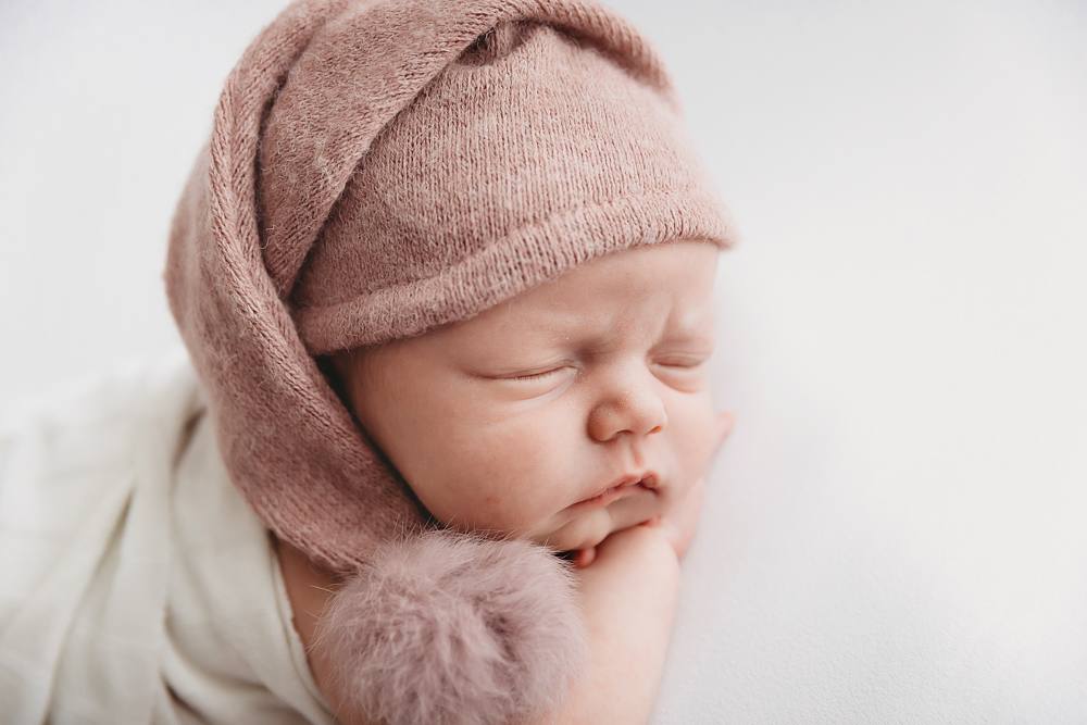 newborn baby pose sleepy hat